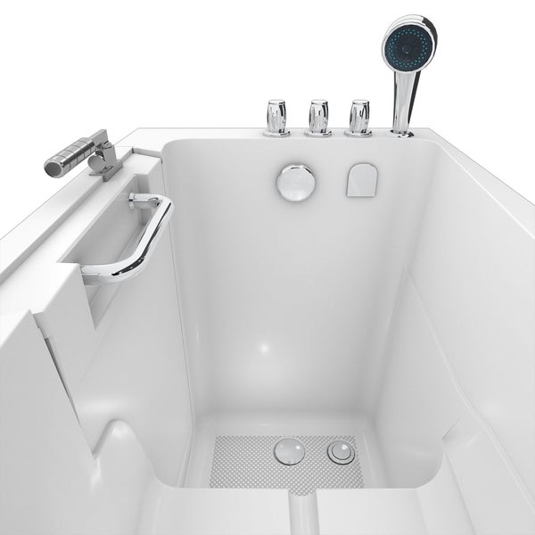 Weiße barrierefreie Sitzbadewanne mit seitlicher Tür, Handbrause und Armaturen.