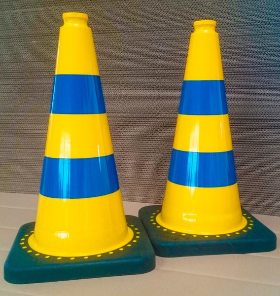 Zwei gelb-blaue Leitkegel