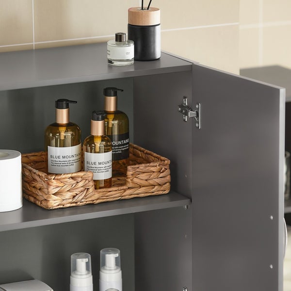 Detailaufnahme eines grauen Badezimmerschranks mit geöffneter Tür und Badezimmerartikeln