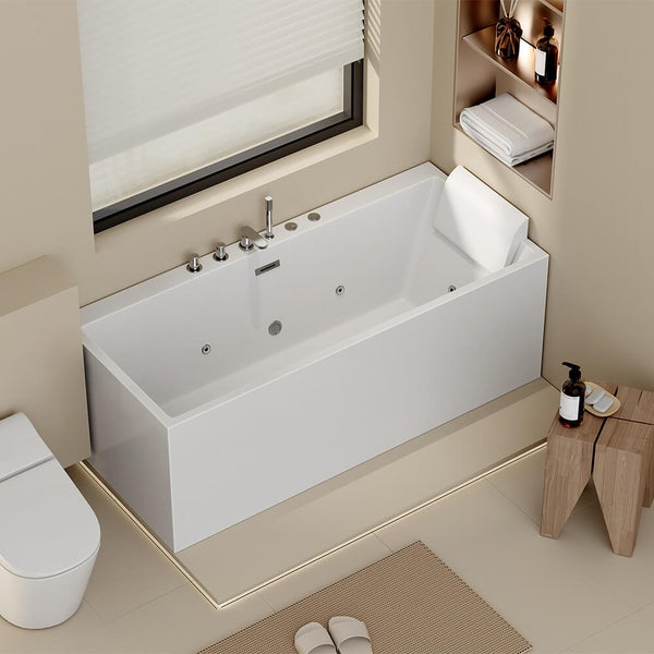 Moderne Whirlpool Badewanne in einem minimalistischen Badezimmer mit Wannenarmatur und Kopfstütze.