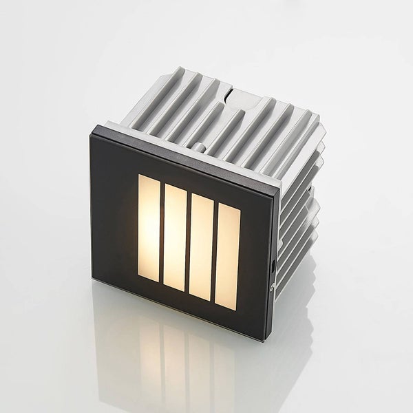 LED-Wandeinbauleuchte für den Außenbereich mit vier vertikalen Lichtauslässen und Gehäuse aus Aluminium.