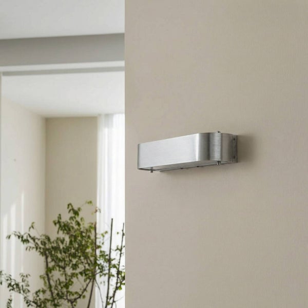 Wandleuchte aus Metall an einer Wand montiert