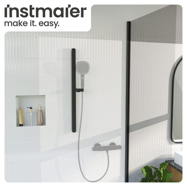Instmaier Logo. Moderne Dusche mit schwarzer Duschstange, Handbrause und Thermostat an Fliesenwand mit Wandnische und Glasabtrennung.
