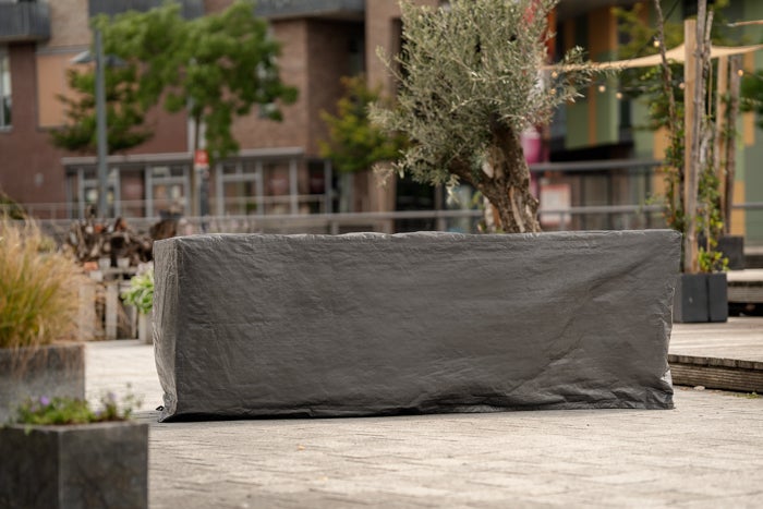 Schutzhülle für Gartenmöbel auf einer Terrasse