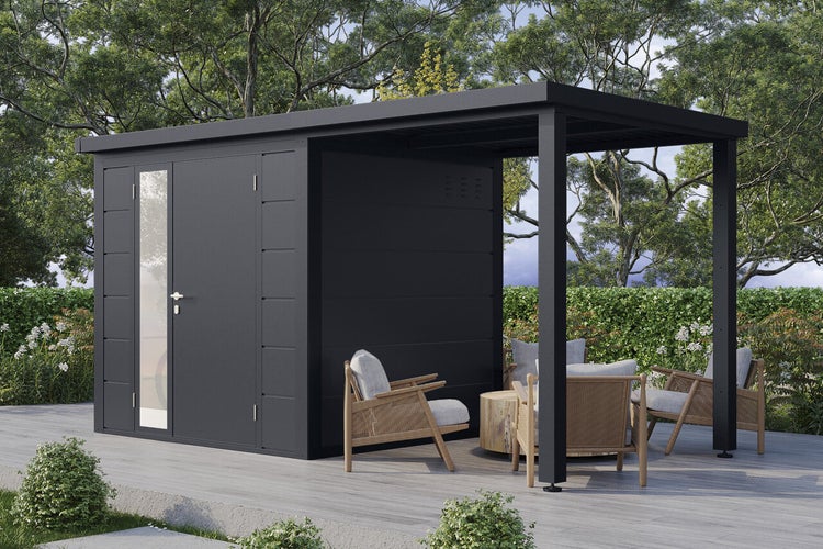 Modernes Gartenhaus mit integriertem überdachtem Sitzbereich auf einer Terrasse vor einer Hecke und Bäumen.