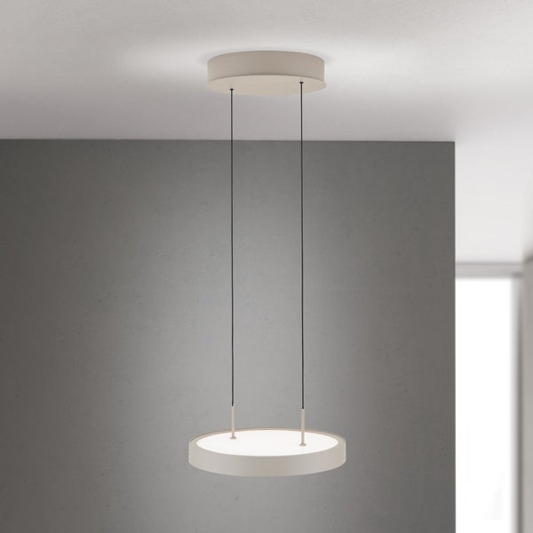 Runde Hängeleuchte an zwei Seilen befestigt