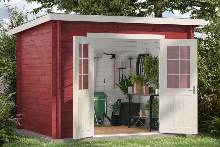 Rotes Gartenhaus aus Holz mit weißem Pultdach und geöffneter weißer Doppeltür mit Glasausschnitten, Innenraum mit Gartengeräten und Pflanzen.