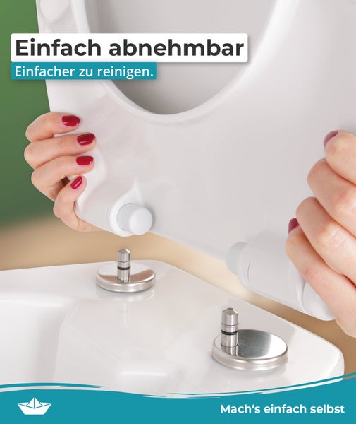 Ein Toilettensitz wird von einer Person von der WC Schüssel abgenommen, um die Reinigung zu erleichtern.