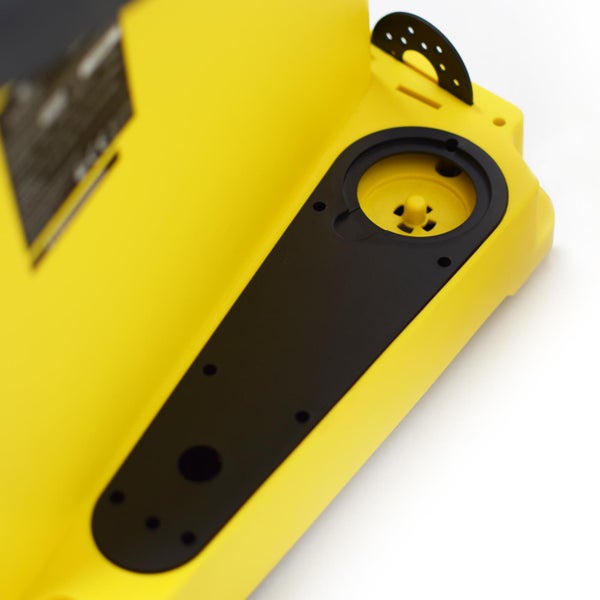Detailansicht eines gelben Geräts mit schwarzem Einsatz