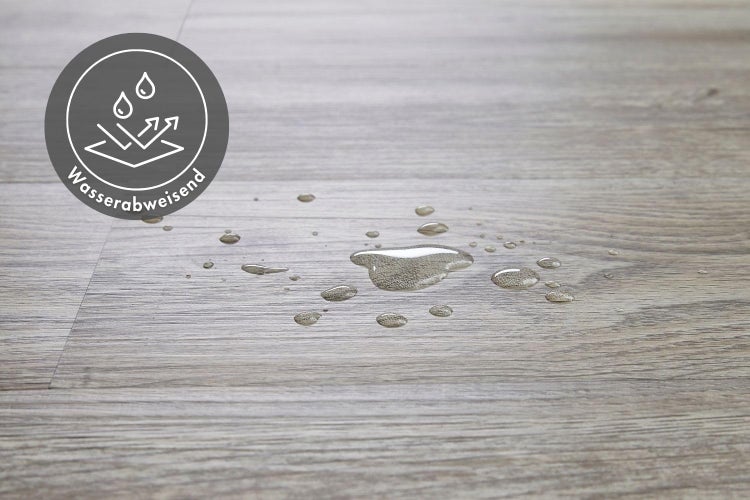 Bodenbelag in Holzoptik mit Wassertropfen auf der Oberfläche und Symbol für wasserabweisende Eigenschaften.