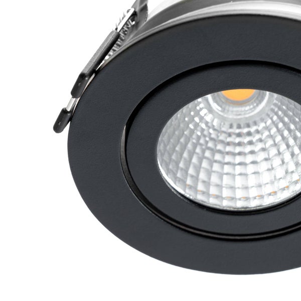 Schwarzer LED-Einbaustrahler mit strukturiertem Reflektor und Haltefeder.