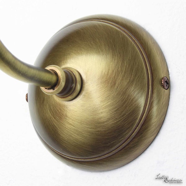 Wandleuchte aus Metall mit gebogenem Arm