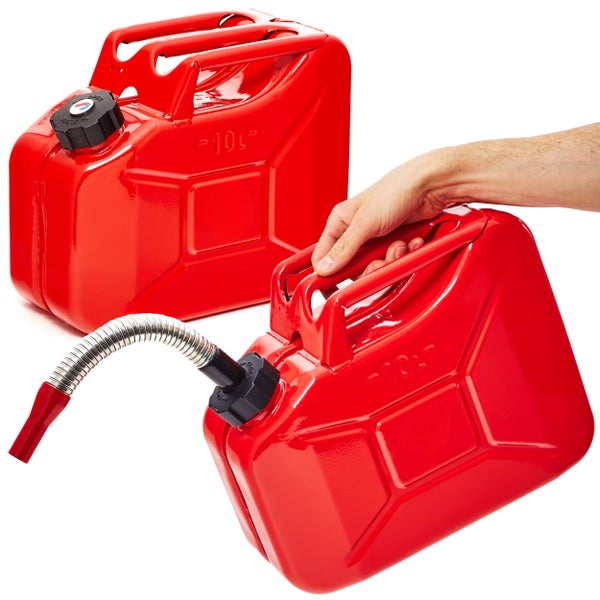 Zwei rote Kraftstoffkanister, einer mit flexibler Tülle und einer wird von einer Hand gehalten, jeweils mit einem Fassungsvermögen von 10 Litern