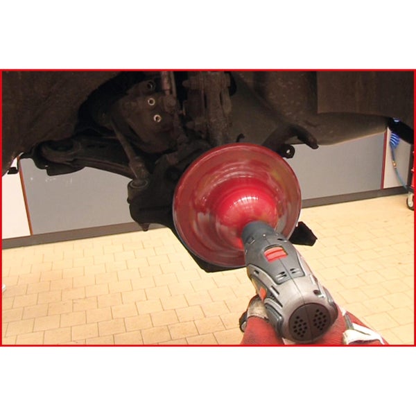 Eine Person verwendet eine Poliermaschine an einer Autobremsanlage.