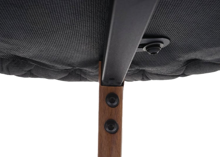 Detailansicht der Unterseite eines Hockers mit Holzbeinen und Metallrahmen