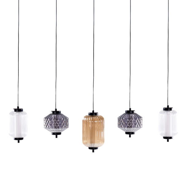 Fünf Pendelleuchten mit unterschiedlichen Glasschirmen