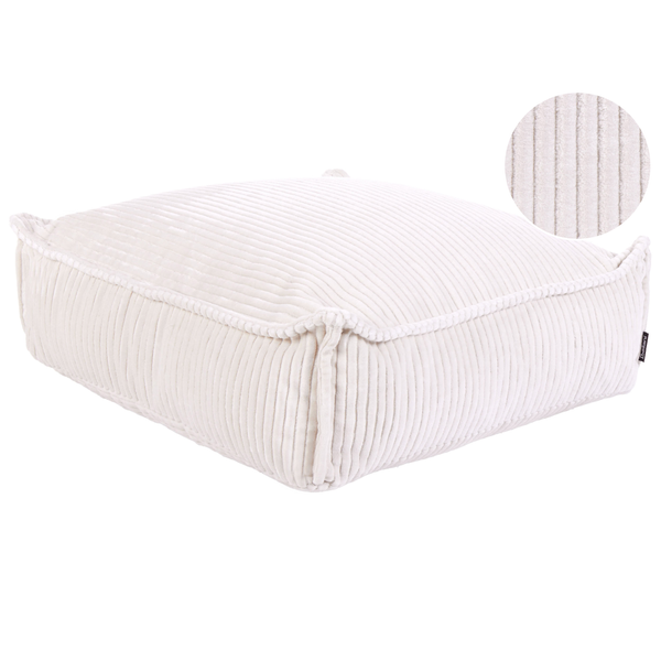 Kleine, zylindrische LED-Tischleuchte leuchtet rot auf einem gedeckten Gartentisch mit Salat und Gläsern, umgeben von Pflanzen.