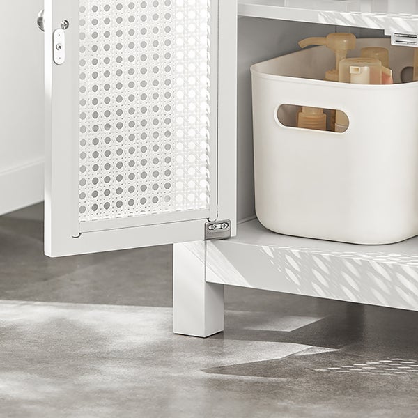 Detailaufnahme eines Badezimmerschranks mit offener Tür und Aufbewahrungskorb