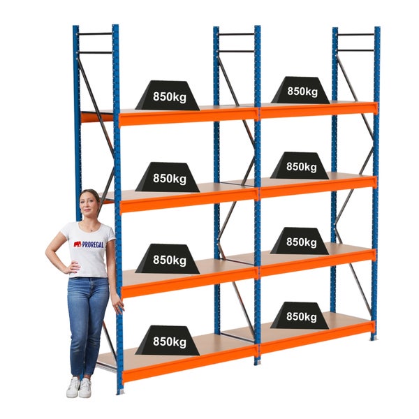 Vierstöckiges Schwerlastregal mit Gewichtsangabe und einer Frau zur Größenveranschaulichung.