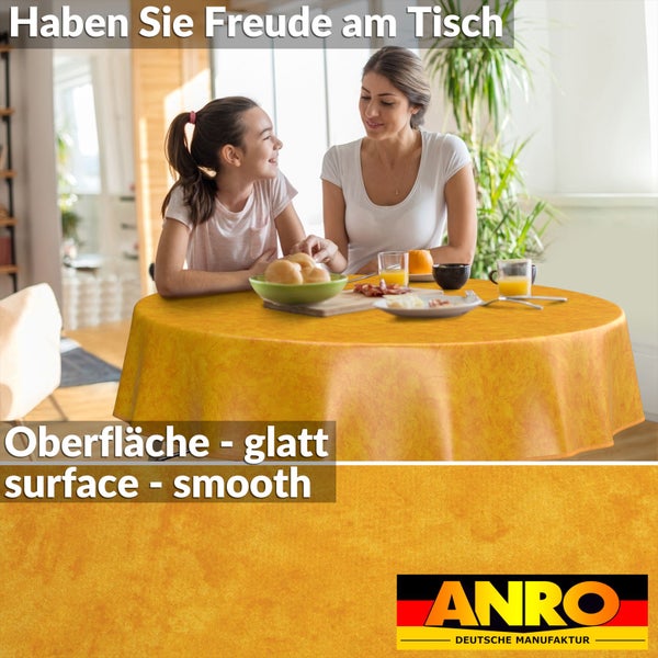 Szene mit einem Tisch, der mit einer glatten, gemusterten Tischdecke bedeckt ist und zwei Personen beim Frühstück zeigt