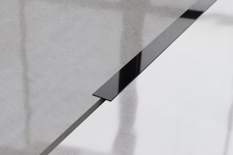 Detailansicht einer Duschrinne im Badezimmer.