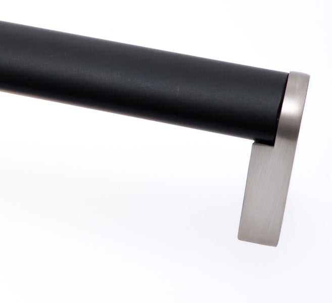 Möbelgriff in zylindrischer Form mit metallischer Halterung