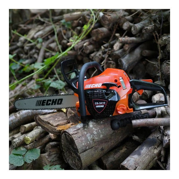 Kettensäge Echo CS-3410 auf einem Holzstapel