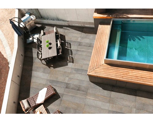 Terrasse mit Grill, Esstischgarnitur, Liegestuhl und Pool