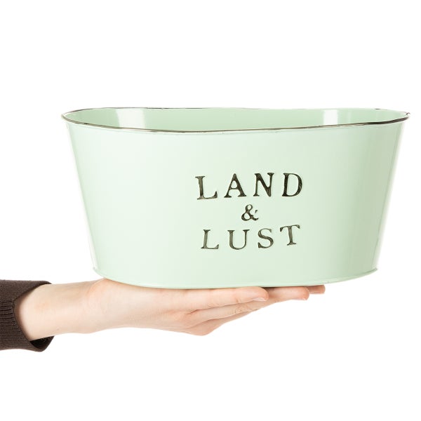 Ovaler Pflanztopf aus Metall mit der Aufschrift Land und Lust.