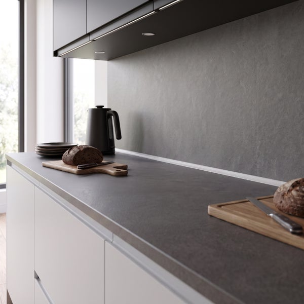 Moderne Küchenzeile mit Arbeitsplatte in Steinoptik, Hängeschränken und Nischenrückwand in einem minimalistisch gestalteten Küchenbereich.