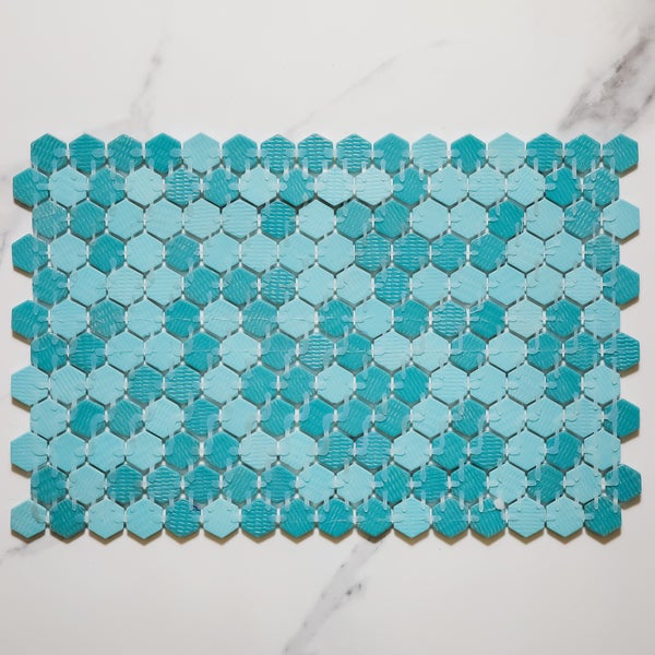 Mosaikmatte aus Kunststoff mit sechseckigen Steinen