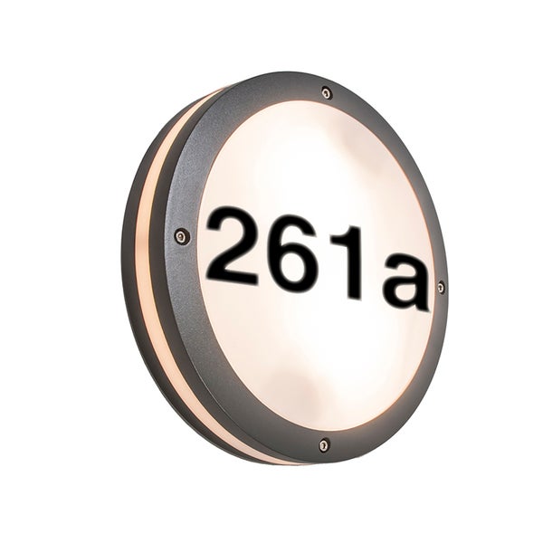 Runde Außenwandleuchte mit Hausnummer 261a, anthrazitfarbener Metallrahmen und weiße Abdeckung.