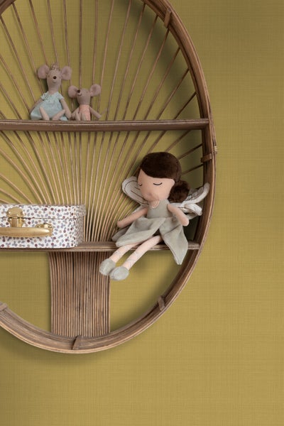 Regal mit Dekoration: Stoffmäuse, Spielzeugkoffer und Stoffpuppe