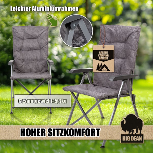 Zwei graue Campingstühle mit Aluminiumrahmen und gepolsterten Sitzen im Garten