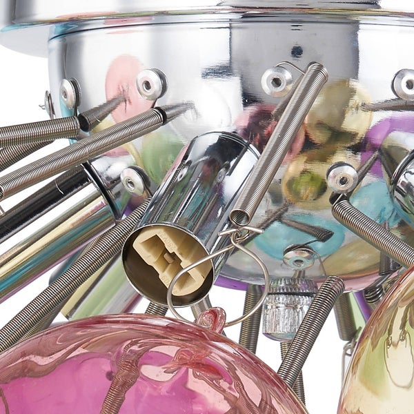 Nahaufnahme einer Deckenleuchte mit verchromter Basis, Metallfedern, Fassung und farbigen Glaskugeln.