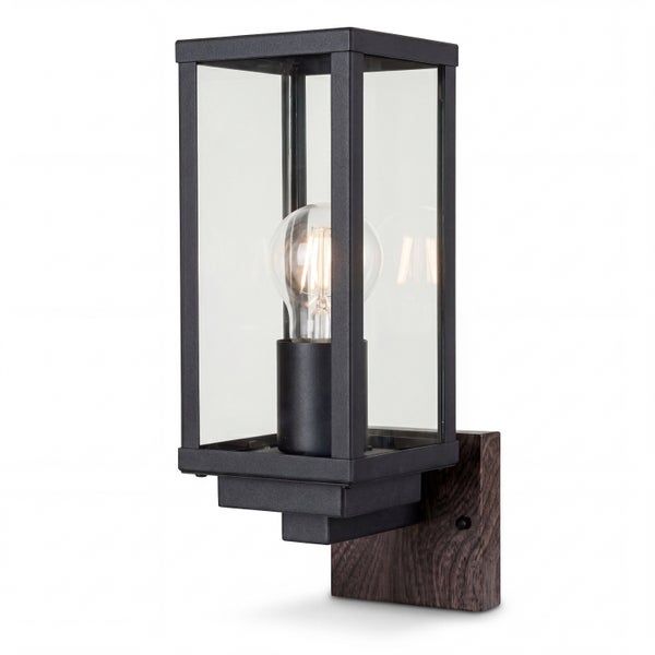 Moderne Außenwandleuchte in Laternenform mit schwarzem Metallrahmen, Glaseinsätzen und Wandhalterung in Holzoptik inklusive Leuchtmittel.