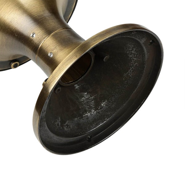 Detailansicht einer Deckenleuchte mit Befestigung