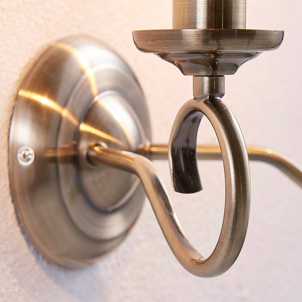 Zweiarmige Wandleuchte mit Kerzenlampen