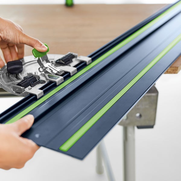 Festool Winkelanschlag FS-WA montiert an einer Führungsschiene für präzise Winkelschnitte in Holzwerkstoffen.