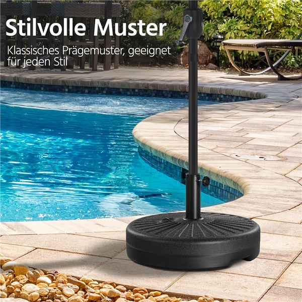 Sonnenschirmständer mit strahlenförmigem Reliefmuster auf einer Steinterrasse an einem Pool.