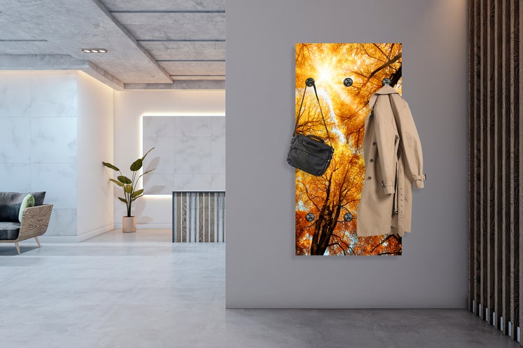 Garderobenpaneel mit Baum Motiv, Handtasche und Mantel in einem hellen Raum