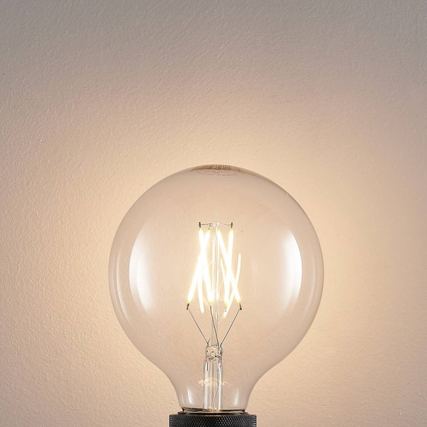 Große LED-Filament-Lampe in Globeform aus klarem Glas mit warmweißem Licht.