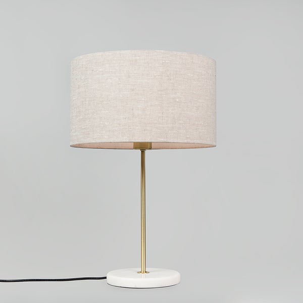 Tischleuchte mit Stoffschirm und rundem Fuß