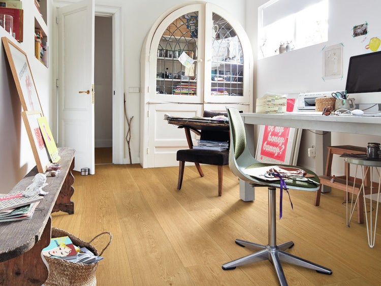 Helles Arbeitszimmer mit Parkett aus Eichenholz, Schreibtisch, modernem Bürostuhl und einem großen Rundbogenschrank.