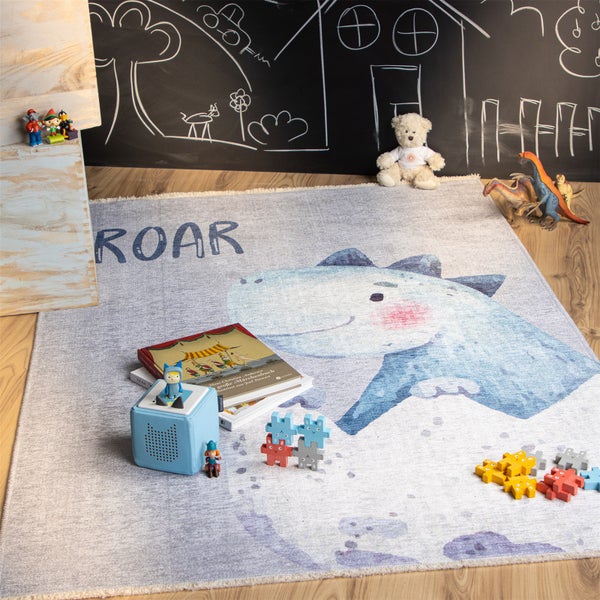 Spielteppich für Kinder mit Dinosaurier Motiv und Schriftzug in einem gemütlich eingerichteten Kinderzimmer.