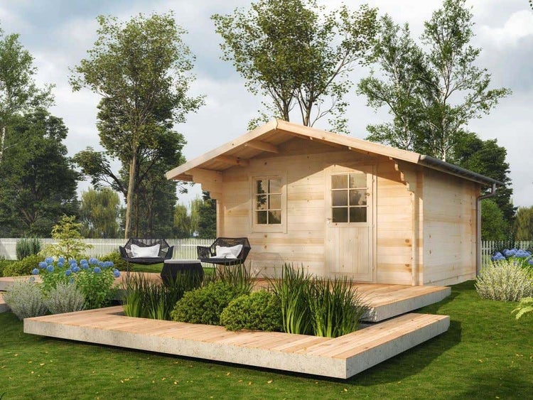 Gartenhaus aus hellem Holz mit Satteldach, Fenster und Glastür auf einer hölzernen Terrasse in einem hellen, organisierten Garten.