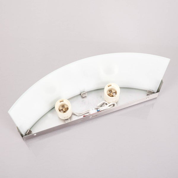 Gebogene Wandleuchte mit zwei Fassungen und einem Schirm aus satiniertem Glas.