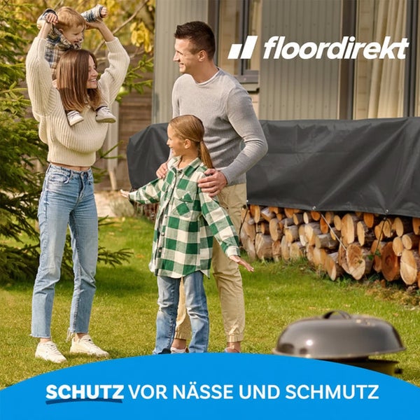 Familie im Garten mit Abdeckung für Holzstapel und Grill