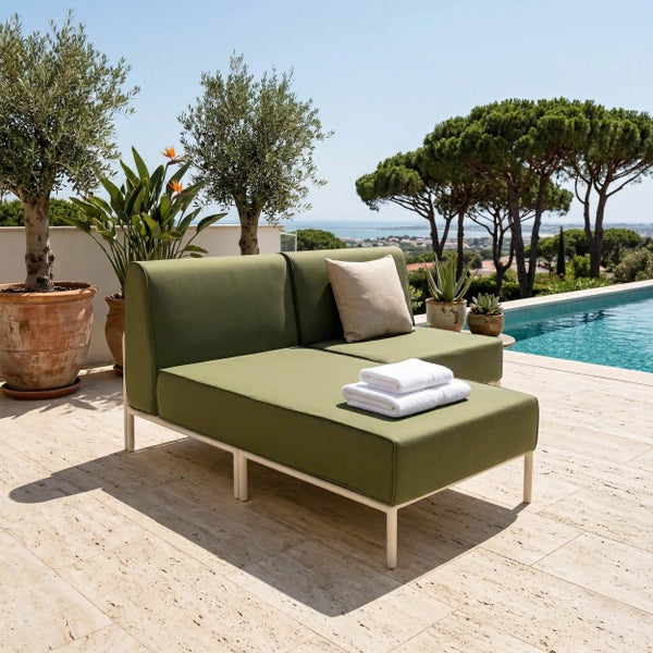 Modernes Outdoor-Loungesofa mit olivgrünen Polstern auf einer Steinterrasse neben einem Swimmingpool.