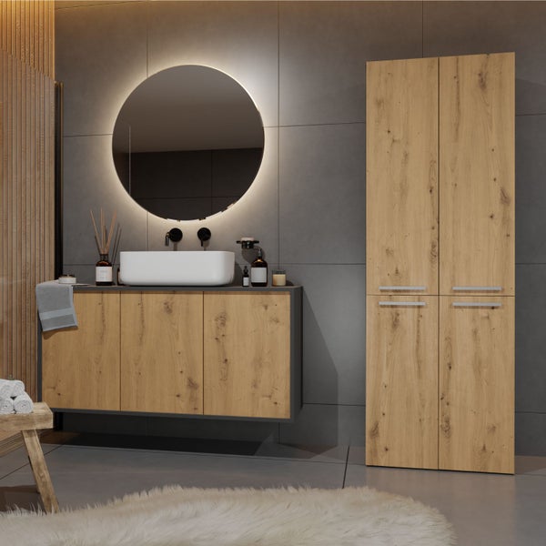 Modernes Badezimmerensemble mit Waschtisch, Spiegel und Hochschrank in Holzoptik vor grauer Wand